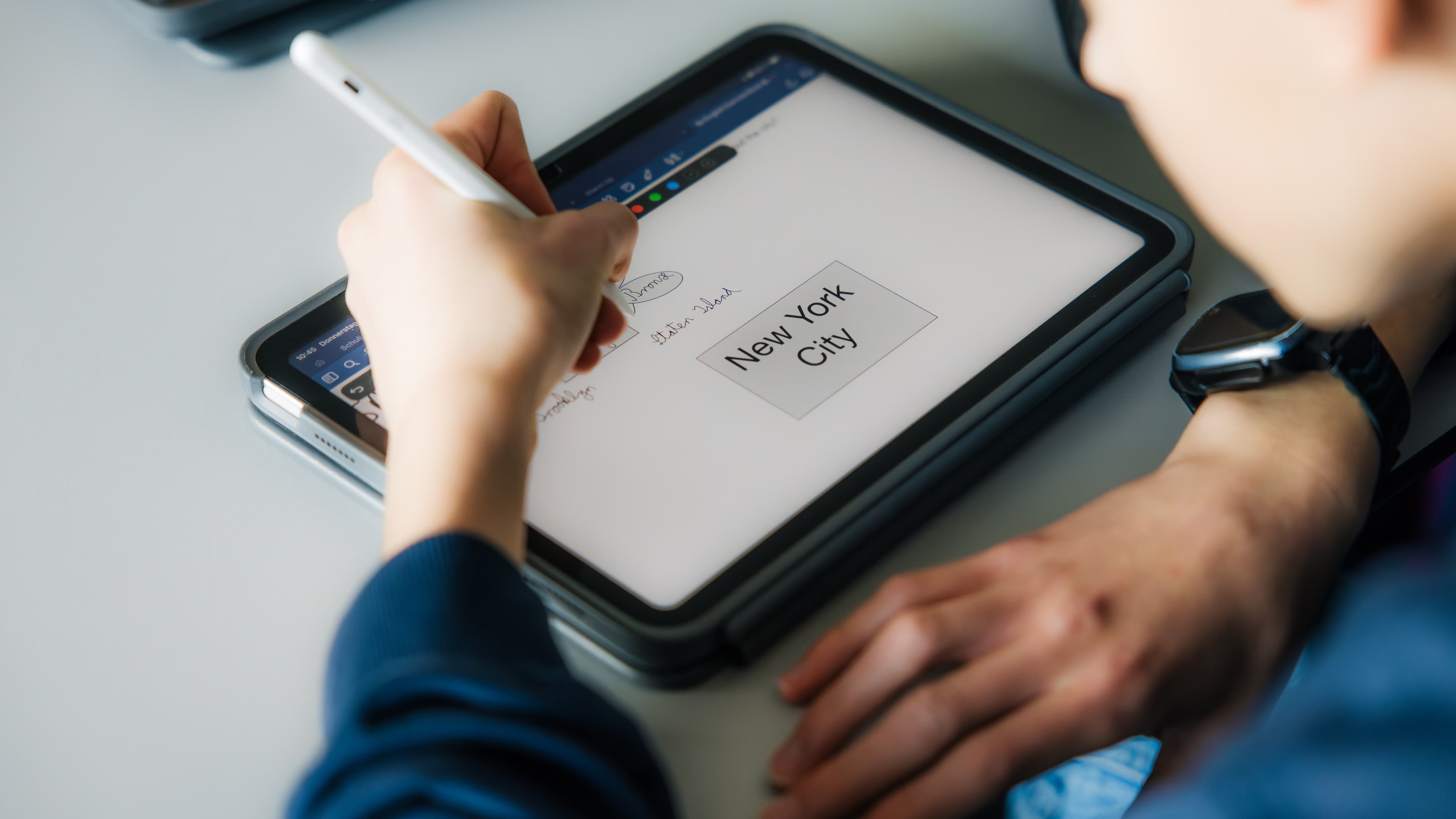 ein iPad auf dem Tisch einer Schülerin